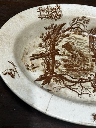 Antigua fuente de loza sellada