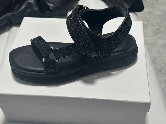 Sandalias Guess Negras Brillantes