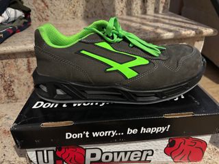 Zapatos de seguridad U-Power grises y verdes. 50