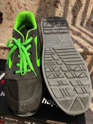Zapatos de seguridad U-Power grises y verdes. 50