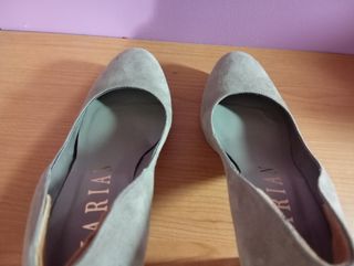 Zapatos de tacón beige, como nuevos.