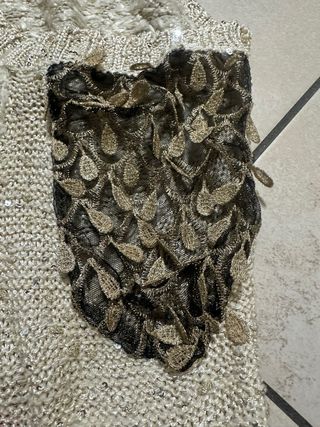 Maglione beige con paillettes e spalle ricamate