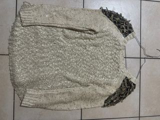 Maglione beige con paillettes e spalle ricamate