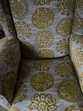 Sillón orejero tela gris y amarillo