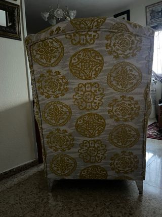 Sillón orejero tela gris y amarillo