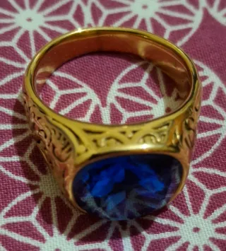 Anillo Dorado con Piedra Azul