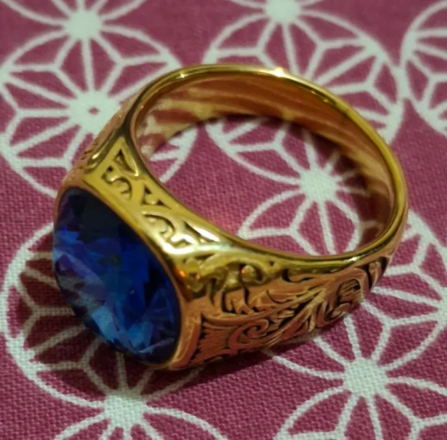 Anillo Dorado con Piedra Azul