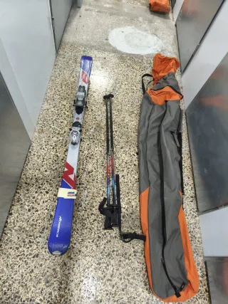 Esquís, bastones y funda