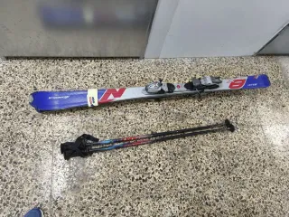 Esquís, bastones y funda