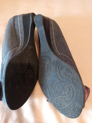 Zapatos de tacón azul con lazo