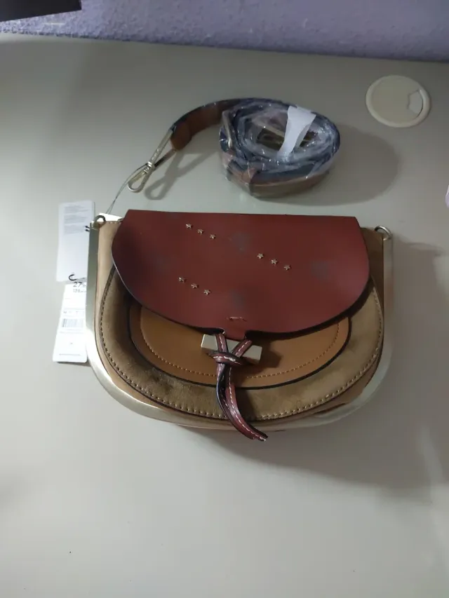 Bolso marrón y dorado