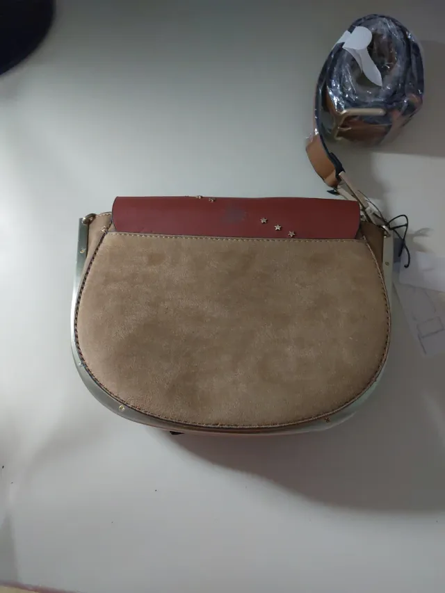 Bolso marrón y dorado