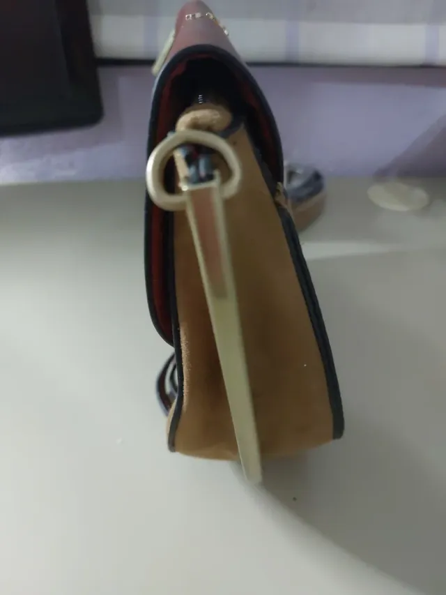 Bolso marrón y dorado