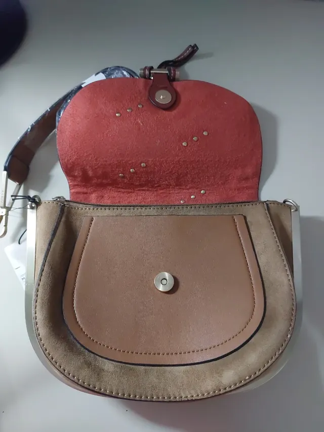 Bolso marrón y dorado