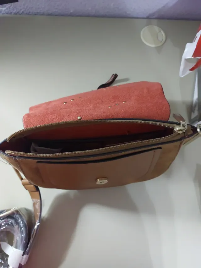 Bolso marrón y dorado