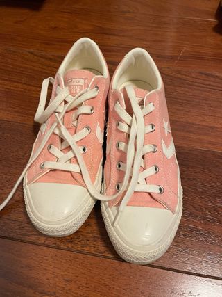 Converse rosas con cordones blancos