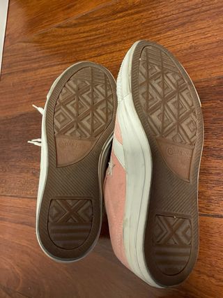 Converse rosas con cordones blancos