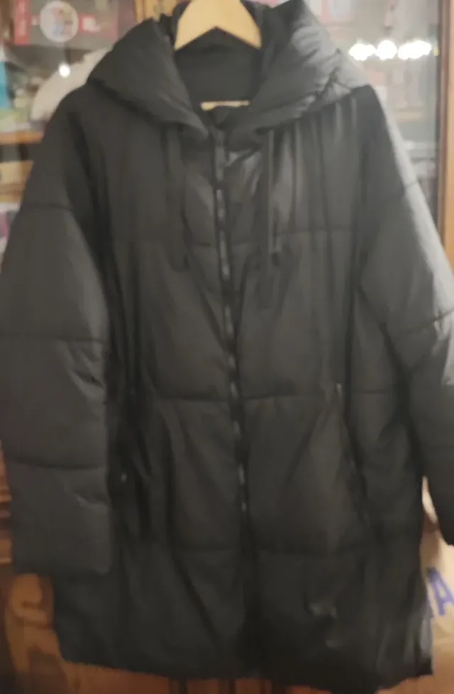 Parka negra con capucha