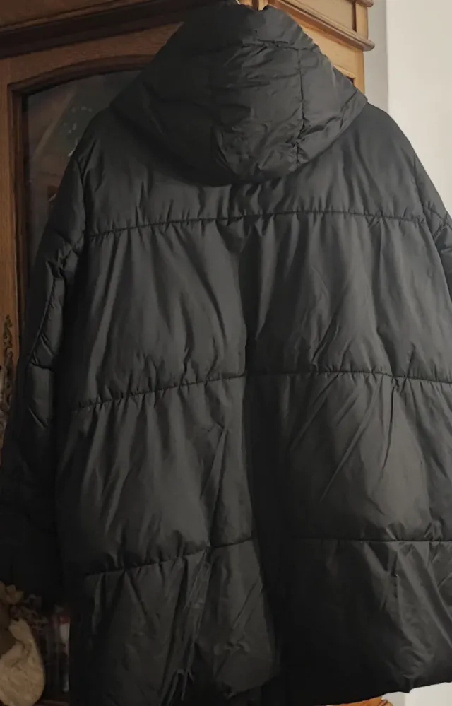 Parka negra con capucha