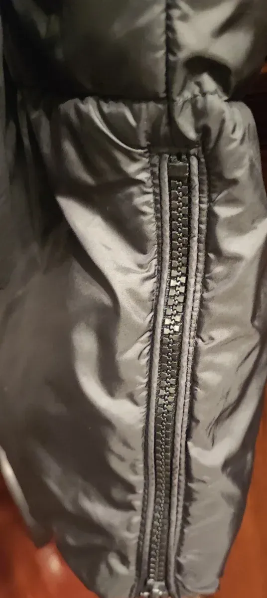 Parka negra con capucha