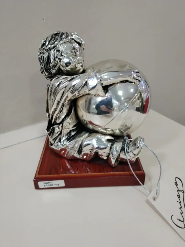 Figura niño con pelota baño plata ley