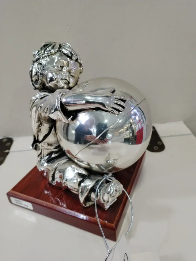 Figura niño con pelota baño plata ley