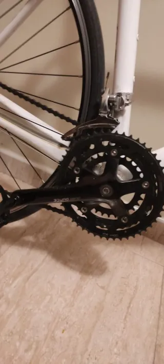 Bicicleta de carretera Btwin blanca