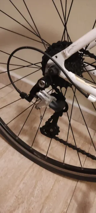 Bicicleta de carretera Btwin blanca