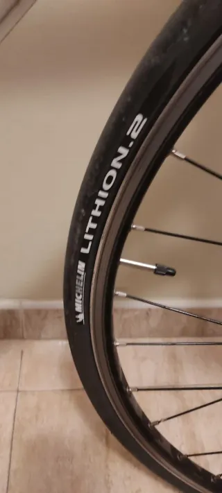 Bicicleta de carretera Btwin blanca