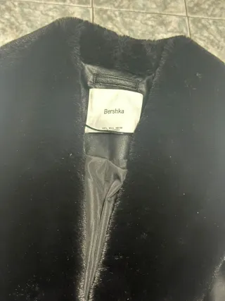 Abrigo efecto piel con pelo Bershka Talla L