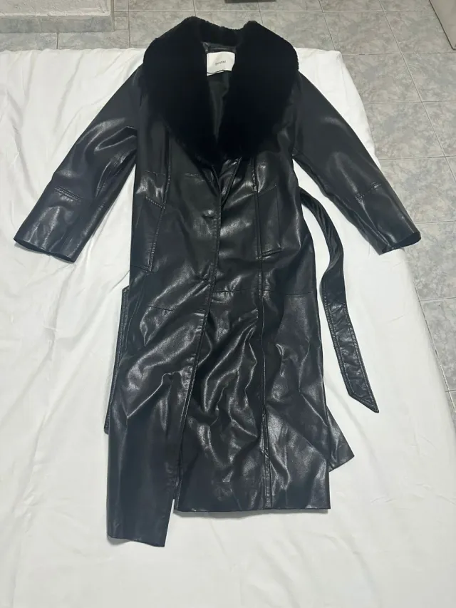 Abrigo efecto piel con pelo Bershka Talla L