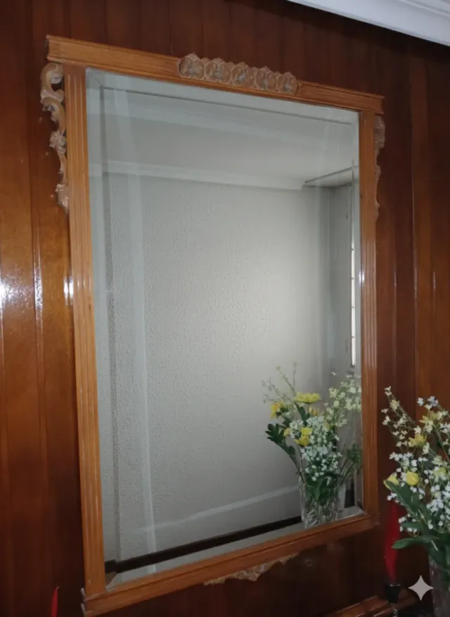 Espejo de madera con marco tallado