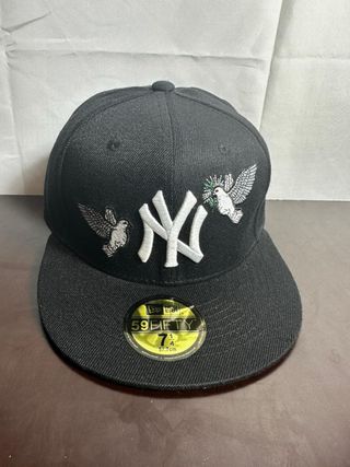 Gorra New Era NY con palomas bordadas