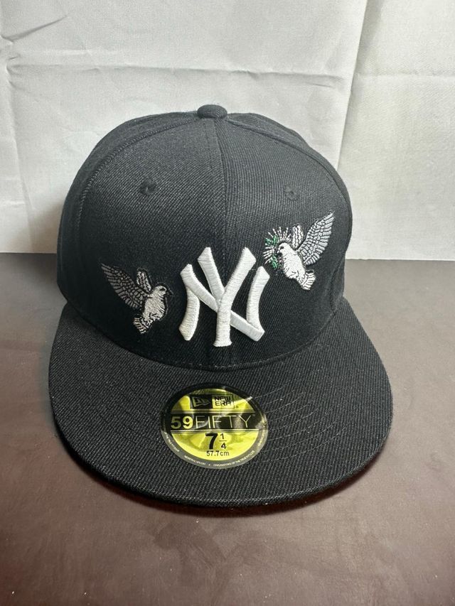 Gorra New Era NY con palomas bordadas