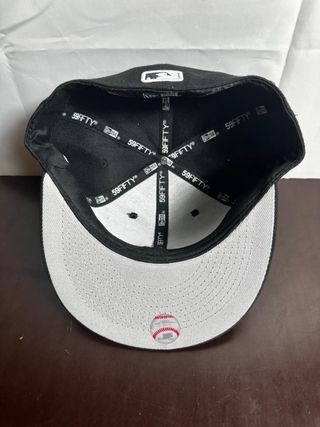 Gorra New Era NY con palomas bordadas