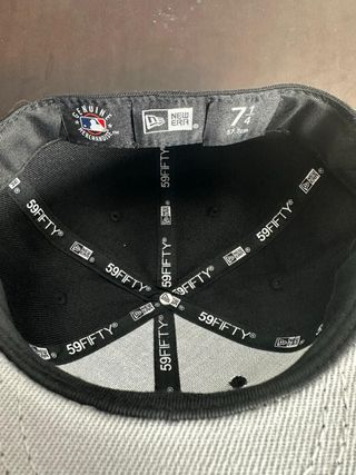 Gorra New Era NY con palomas bordadas