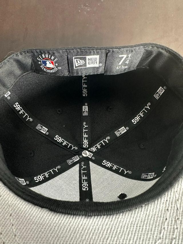 Gorra New Era NY con palomas bordadas