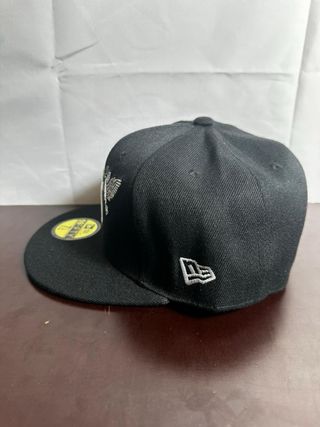 Gorra New Era NY con palomas bordadas