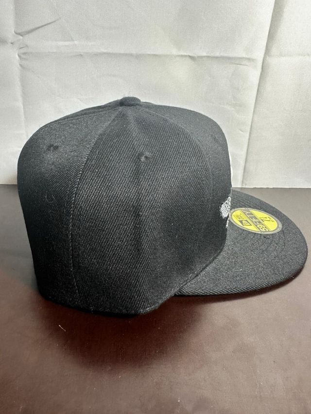 Gorra New Era NY con palomas bordadas