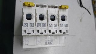Magnetotérmico Schneider Electric 4P 20A C
