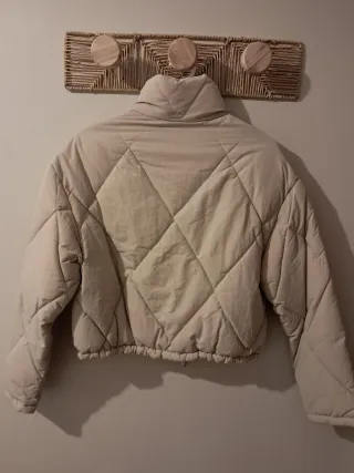 Cazadora acolchada Bershka beige T.XS