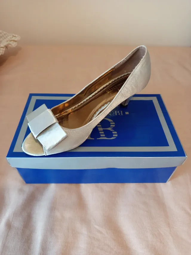 Zapatos de tacón dorados y plateados