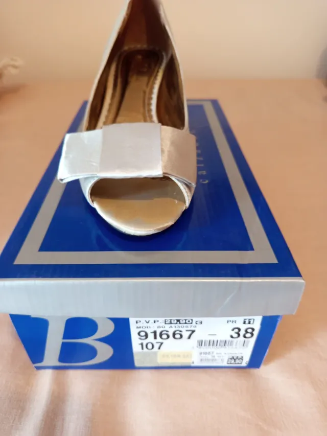 Zapatos de tacón dorados y plateados