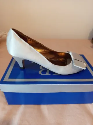 Zapatos de tacón dorados y plateados