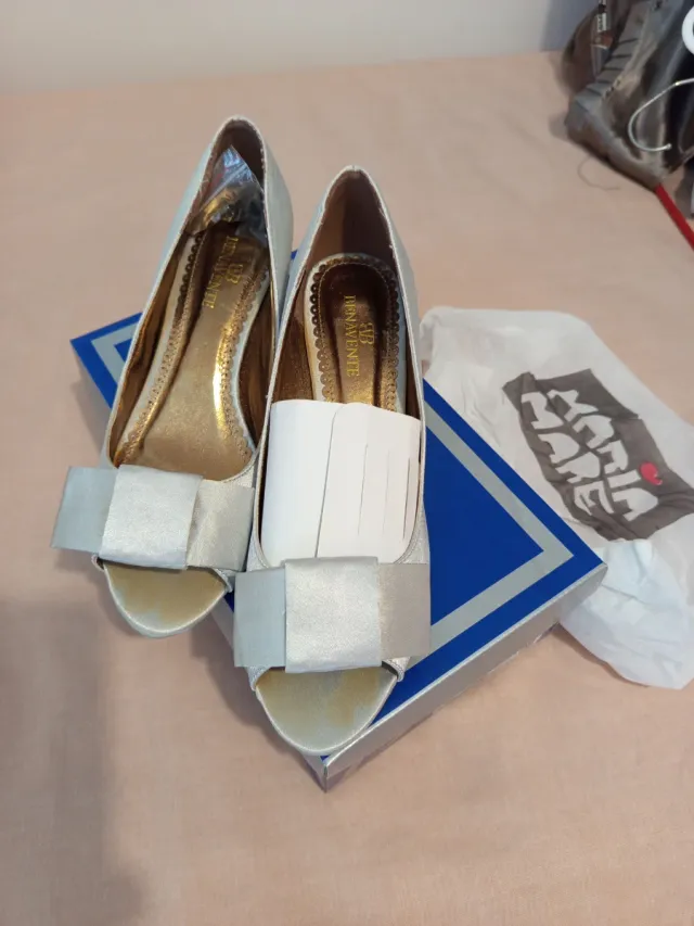 Zapatos de tacón dorados y plateados