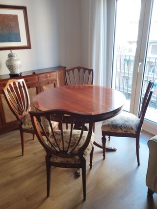 Mesa redonda extensible de madera y sillas