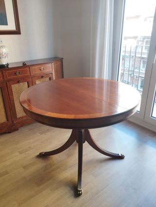 Mesa redonda extensible de madera y sillas