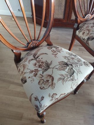 Mesa redonda extensible de madera y sillas