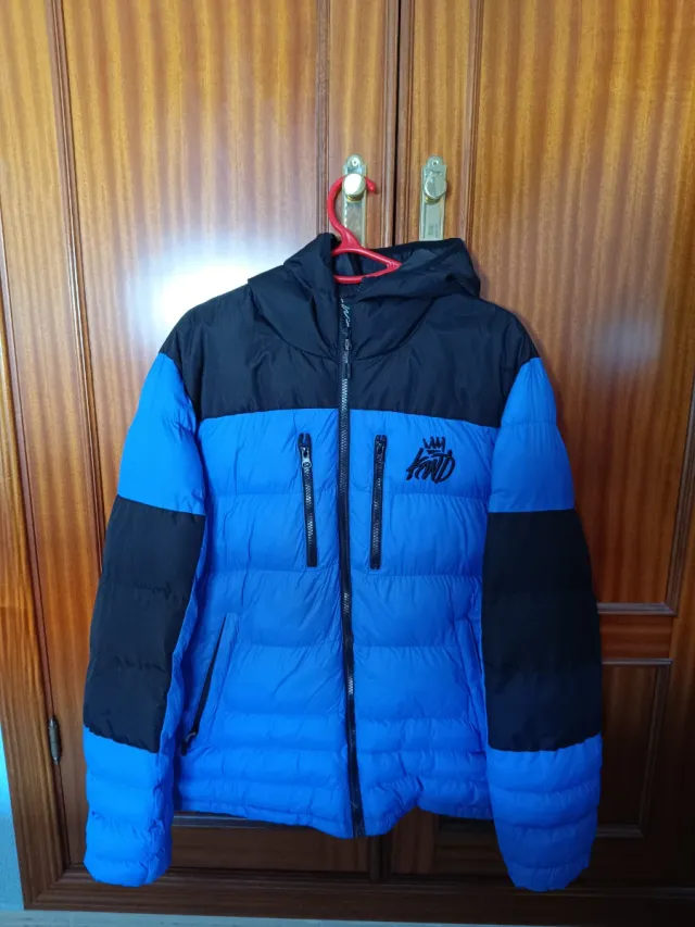 Chaqueta acolchada azul y negra