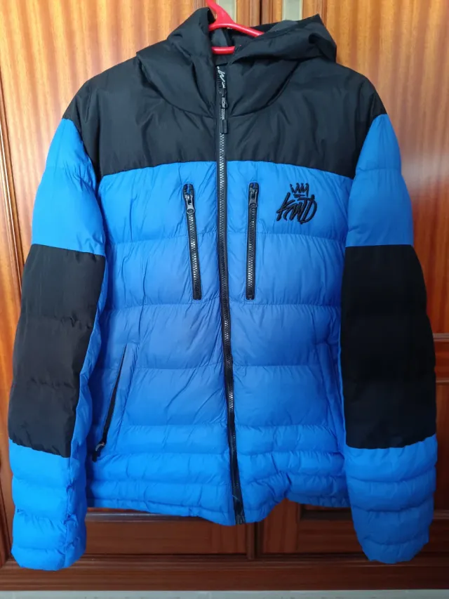 Chaqueta acolchada azul y negra